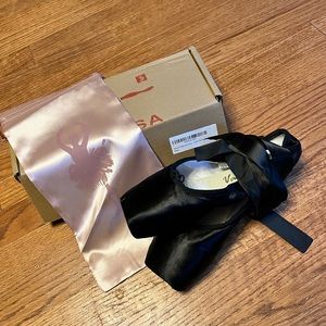 Black ballet POINTE shoes 7